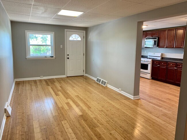 Building Photo - 4 Bedroom House in Southside Flats! Centra...