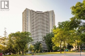 Building Photo - 1081-1081 Ambleside Dr