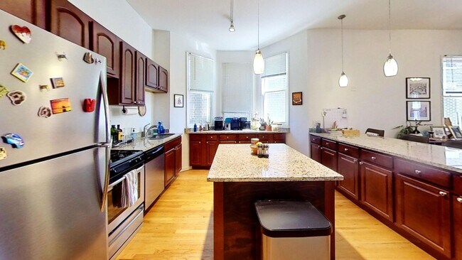 Foto del edificio - Recently Rehabbed Wrigleyville Two Bed Two...