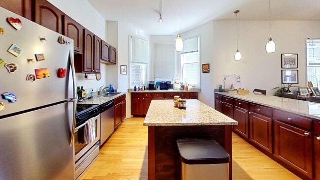Building Photo - Recently Rehabbed Wrigleyville Two Bed Two...
