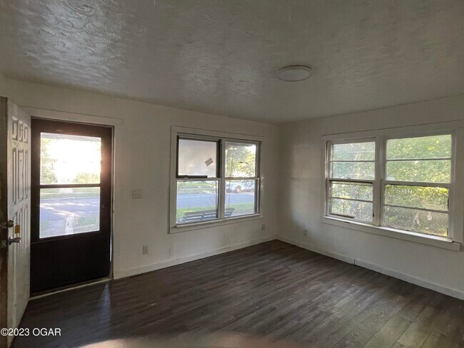 Building Photo - 824 S Picher Ave