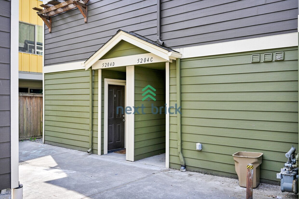 Foto principal - BEAUTIFUL 3 BEDS & 2.5 BATH TOWNHOME FOR RENT