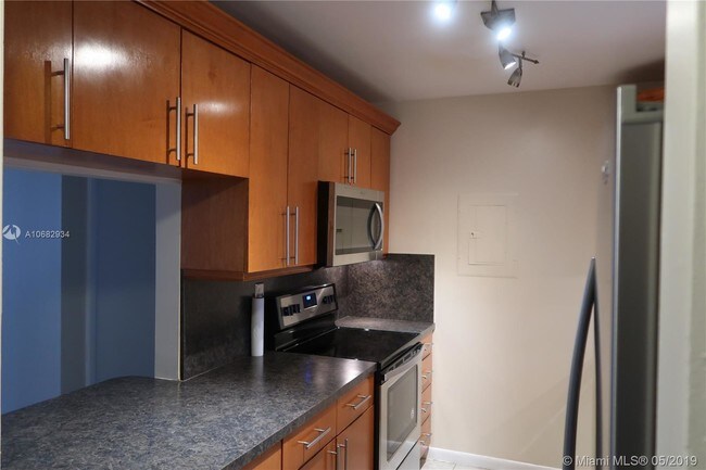 Building Photo - 165 Lakeview Dr