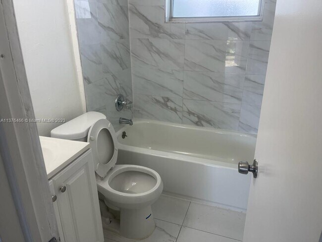 Foto del edificio - 715 NW 15th Terrace