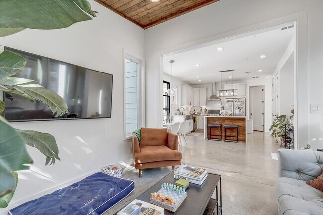 Foto del edificio - 2109 E 8th St