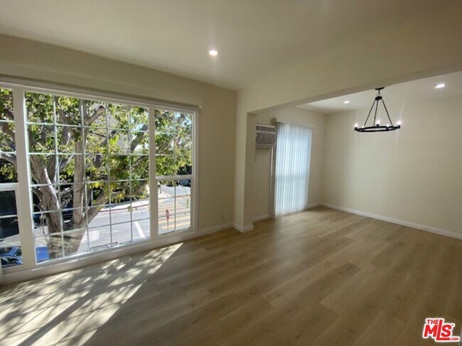 Foto del edificio - 1600 N Martel Ave