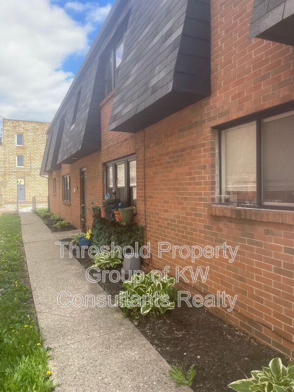 Building Photo - 1170 Bryden Rd