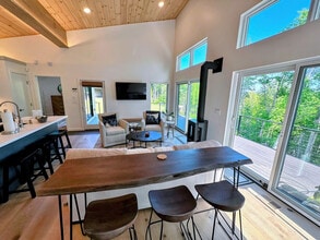 Building Photo - 43 Arrowhead Dr