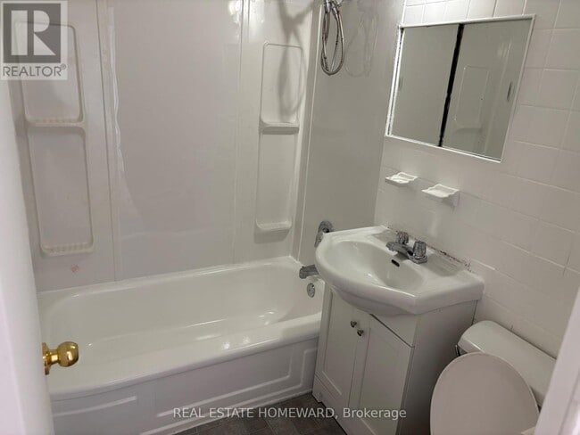Photo du bâtiment - 1765 Lawrence Ave E