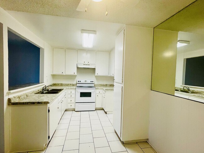 Foto del edificio - Charming 2-Bedroom, 1.75-Bathroom Unit with Garage, Patio & Community Amenities!
