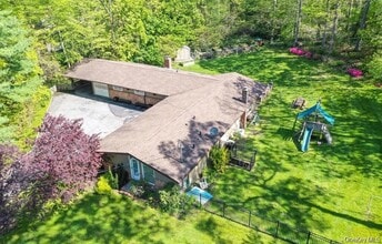 Building Photo - 20 Cherry Ln