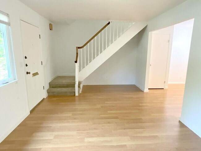 Building Photo - Wonderful End Unit Townhome Close To Downt...