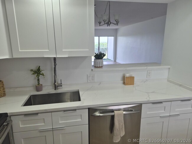Building Photo - 3050 N Palm Aire Dr