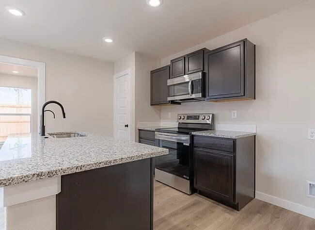 Building Photo - 3 bed 2 bath now available in Frenship west
