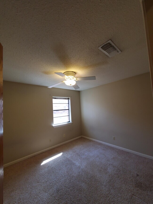Building Photo - 3610 Hawthorne Dr