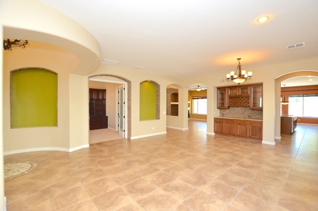 Building Photo - Chandlers exclusive gated community Valencia!
