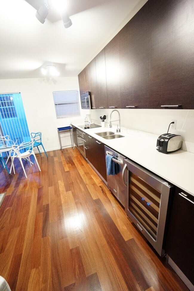 Building Photo - Tastefully furnished 1bed/1bath in the hea...