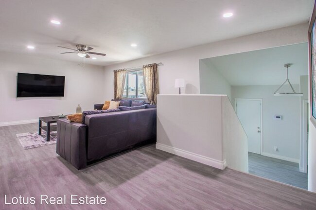Building Photo - 4 br, 2.5 bath House - 441 E Carson Dr.
