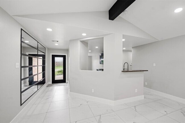 Foto del edificio - 9811 North St