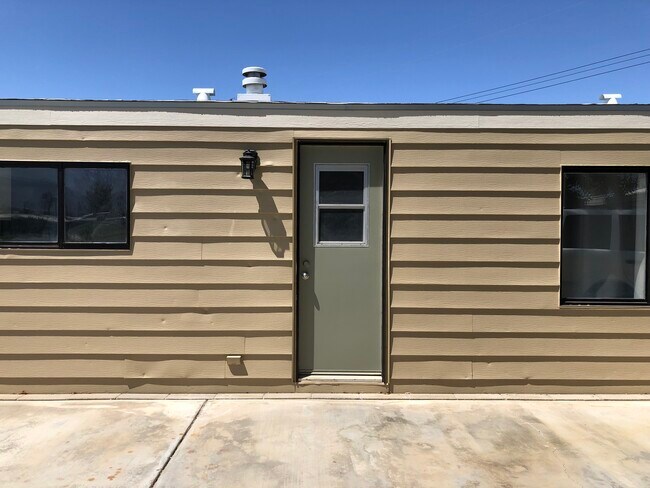 Building Photo - 33195 Laura Dr