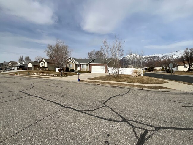 Building Photo - 5 bdrm 3 bth Home 2 Car Garage.