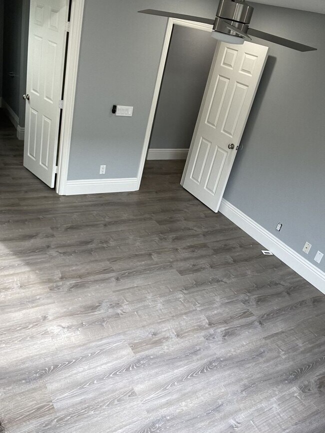 Building Photo - Luxury upstairs, AC/Heat, W/D, upgraded, new paint, New Floor