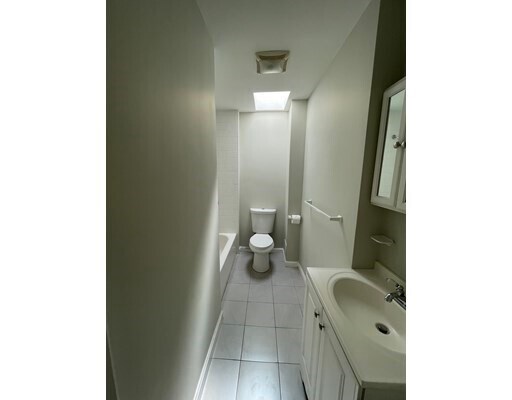 Building Photo - 306 Saratoga St