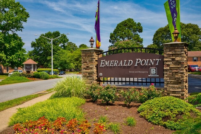 Foto del edificio - Emerald Point Apartments & Townhomes