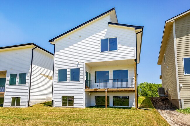 Building Photo - 1100 NW Sproul Dr
