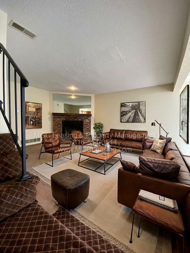 Foto del edificio - Open-concept townhome in Lee's Summit, MO ...