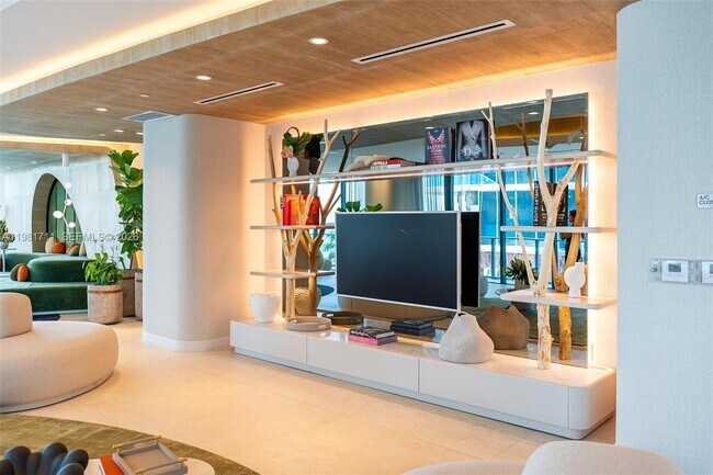 Foto del edificio - 700 NE 24th St