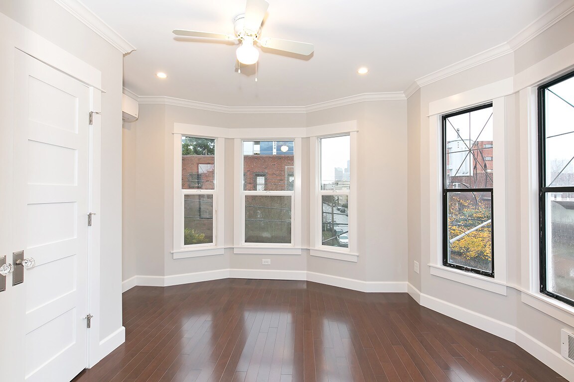 Primary Photo - 502 Bellevue Ave E