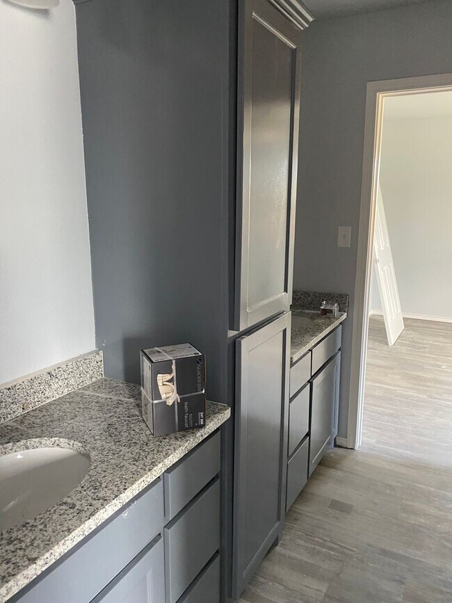 Foto del edificio - Pre-leasing beautifully updated 5/3 home n...