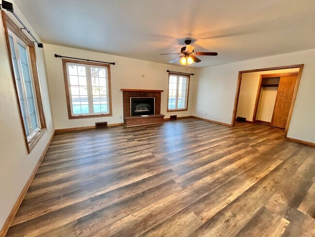 Foto del edificio - Large 3 Bed/2 Bath East Side Rental Home!