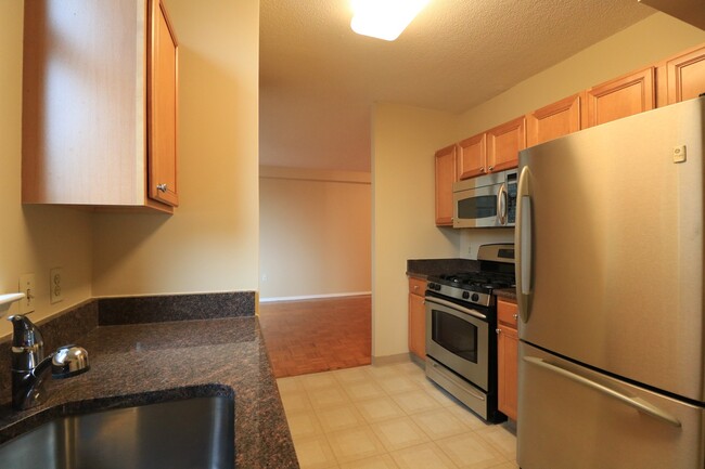 Foto del edificio - 1 + 1 w/Parking in downtown BETHESDA!