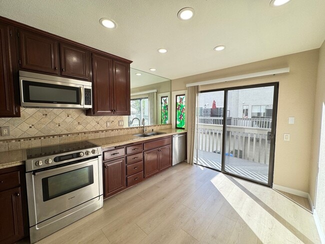 Building Photo - Spacious 2Bd/2Ba Condo w/Bonus Office, Garage and A/C!