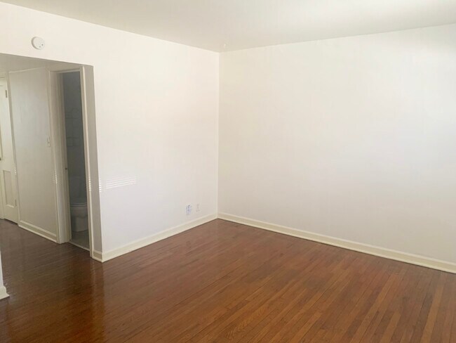 Living room - 4631 Campbell St