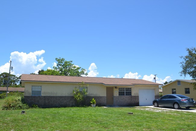Building Photo - 2754 Seneca Ave