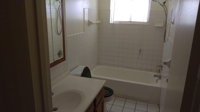 Building Photo - 2 BED, 2 BATH BEAUTIFUL UNIT CLEVELAND!