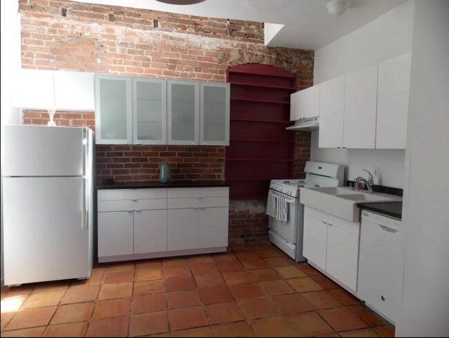 Foto del edificio - Furnished 1BR Suite in East Rock | Private Gated Garden | Cathedral Ceilings & Skylights