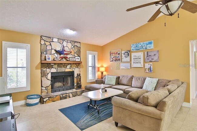 Building Photo - 4125 Pinar Dr