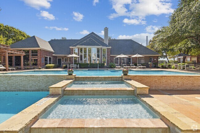 Building Photo - Whispering Creek Villas Apartment Homes