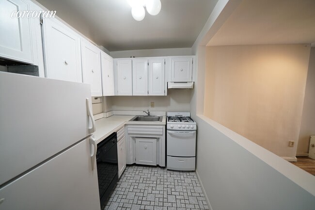 Building Photo - 59 E 74th St