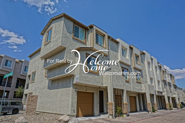 Building Photo - Townhome w/2 Car Tandem Garage