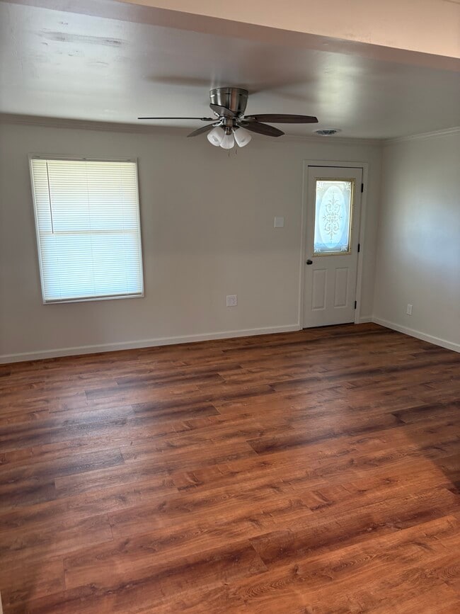 Large Livingroom - 2138 E Damon Ave