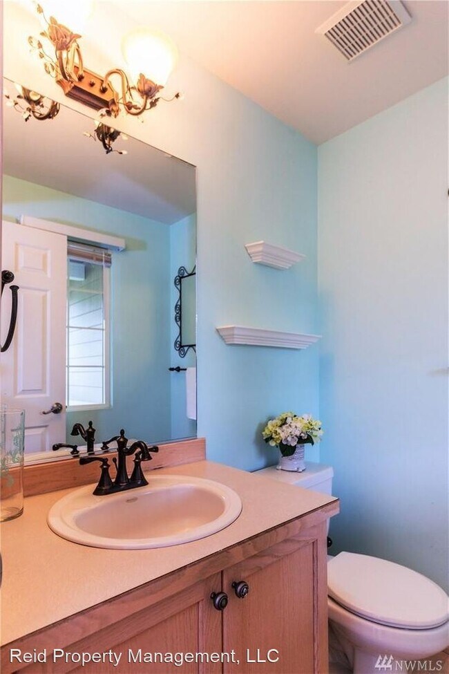 Building Photo - 4 br, 2.5 bath House - 2320 Dalarna Ct NE