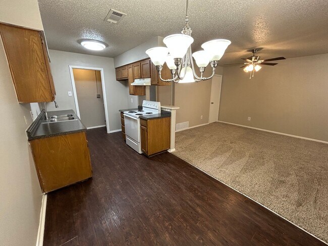 Foto del edificio - 4916 Brianhill Dr