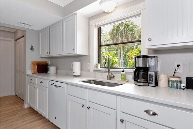 Building Photo - 551 Garden Rd