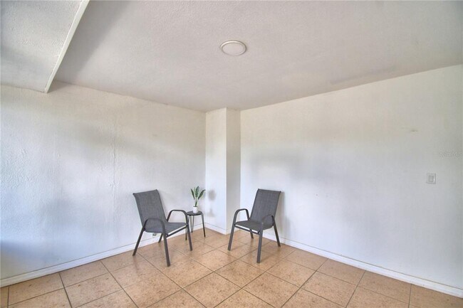 Building Photo - 2405 Roslyn Ln