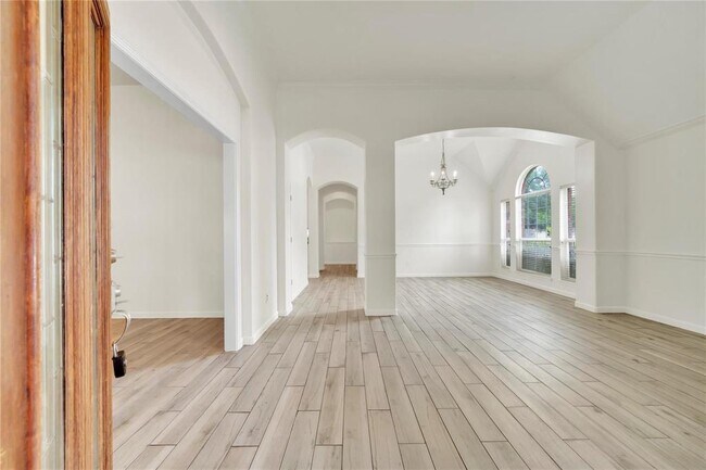 Building Photo - 414 Silver Creek Cir